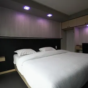 https://hotel-la-rocade.midi-pyreneeshotels.com